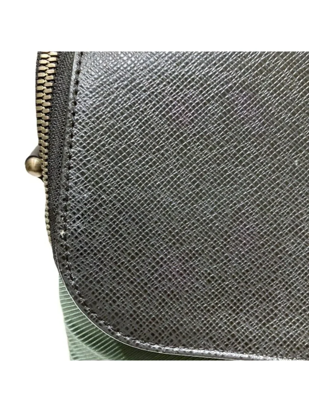 Louis Vuitton Taiga Shoulder Bag Leather
